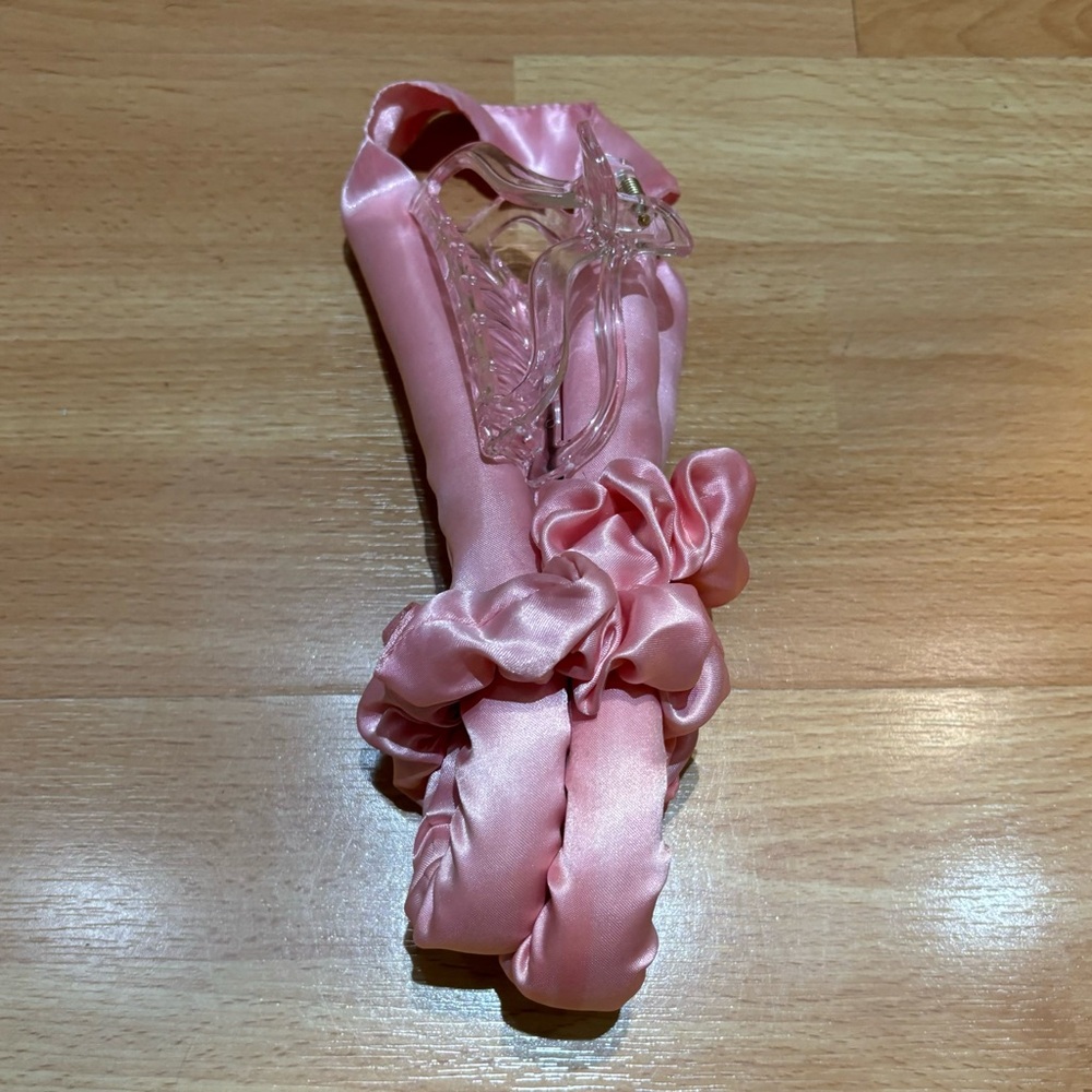 Heatless curling set. Used once. Includes curling band, clip and two scrunchies